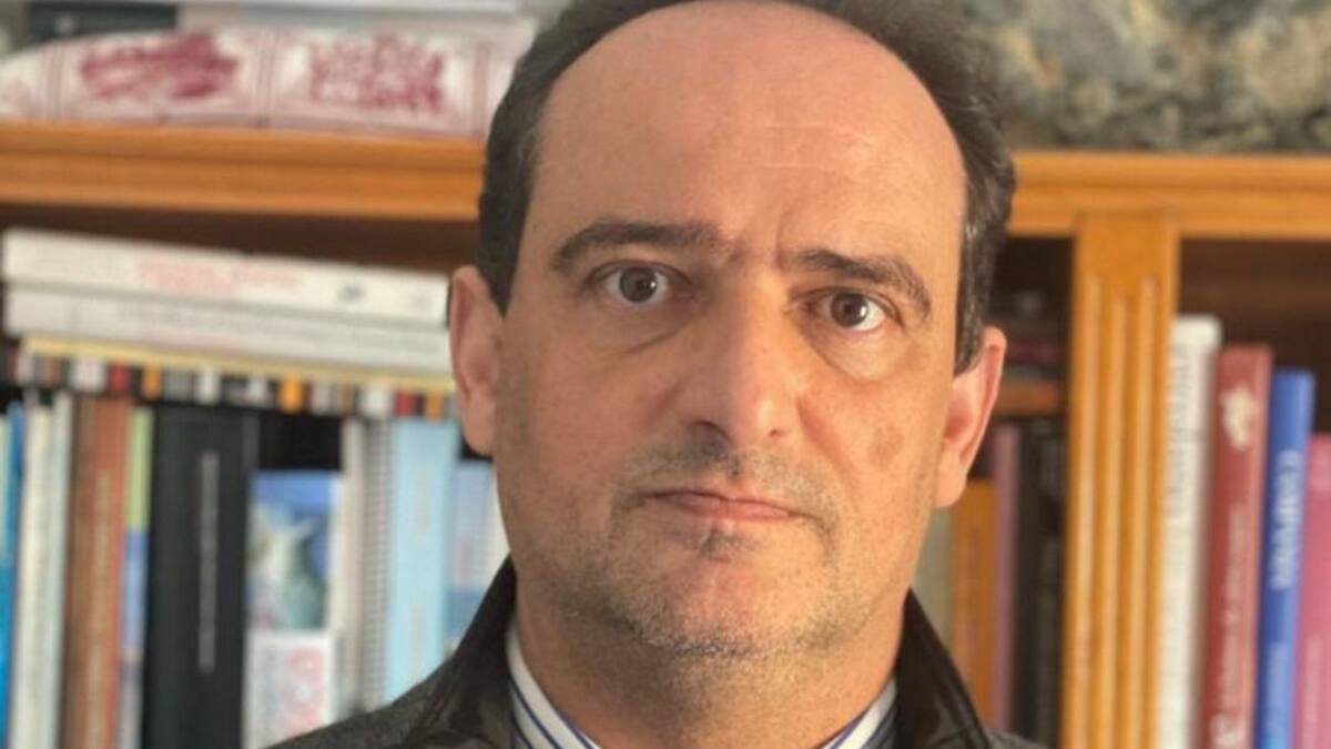 El catedrático Dario Bernal dona 300 libros a la biblioteca de Baelo Claudia