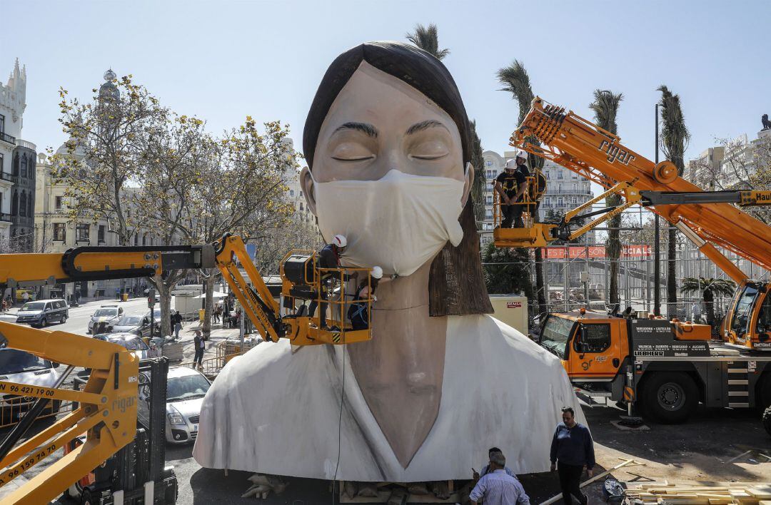 Imagen de la falla del Ayuntamiento de València 2020 durante su montaje antes del aplazamiento y finalmente suspensión de las Fallas por la Covid-19.