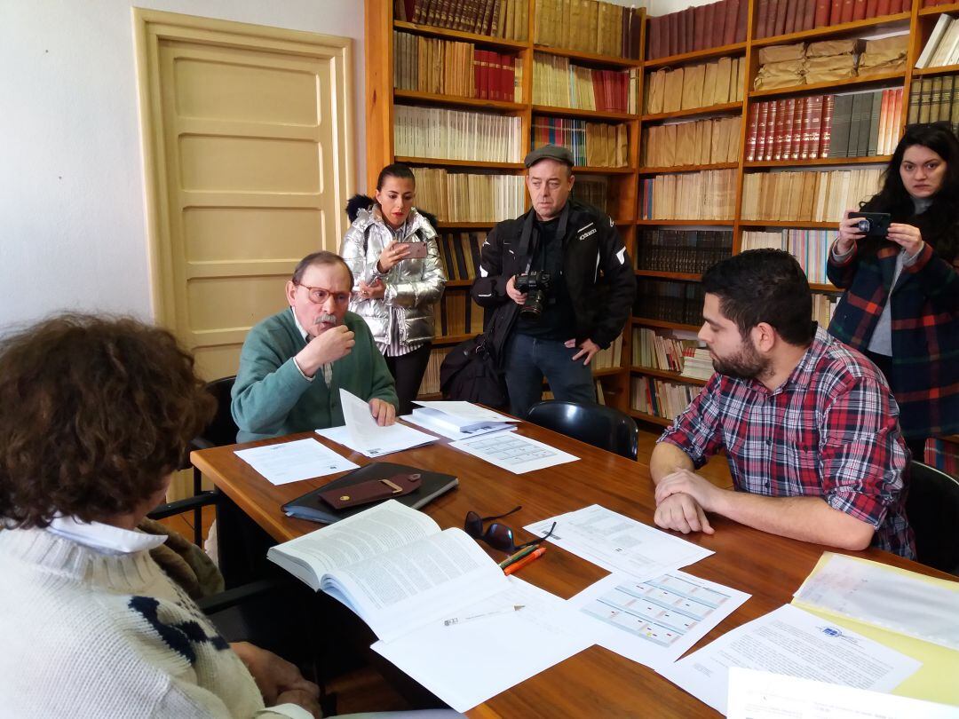 El concejal de Economía del ayuntamiento de Oviedo , Rubén Rosón durante el tenso diálogo mantenido con responsables de la Fundación Gustavo Bueno en la biblioteca de la Fundación