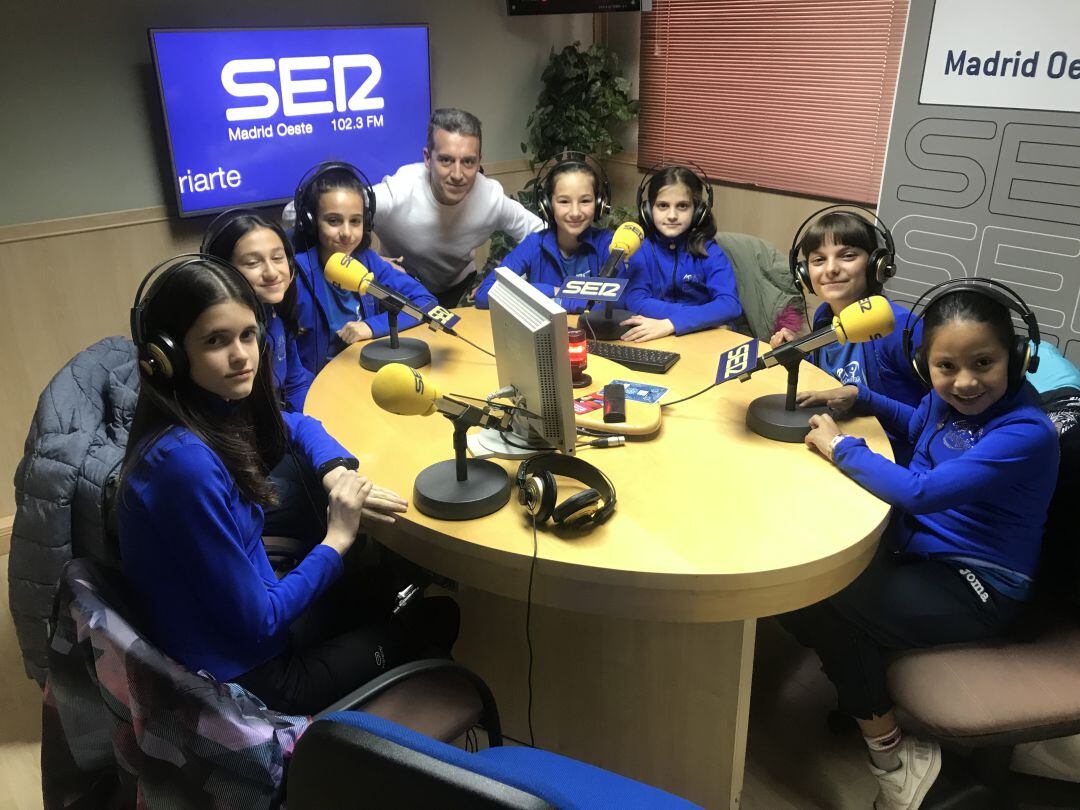 Patinadoras y presidente del Club de Patinaje artístico de Móstoles