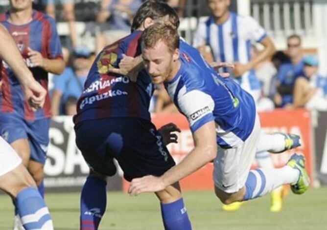 Zurutuza pugna por una balón en el amistoso entre Eibar y Real del pasado verano.