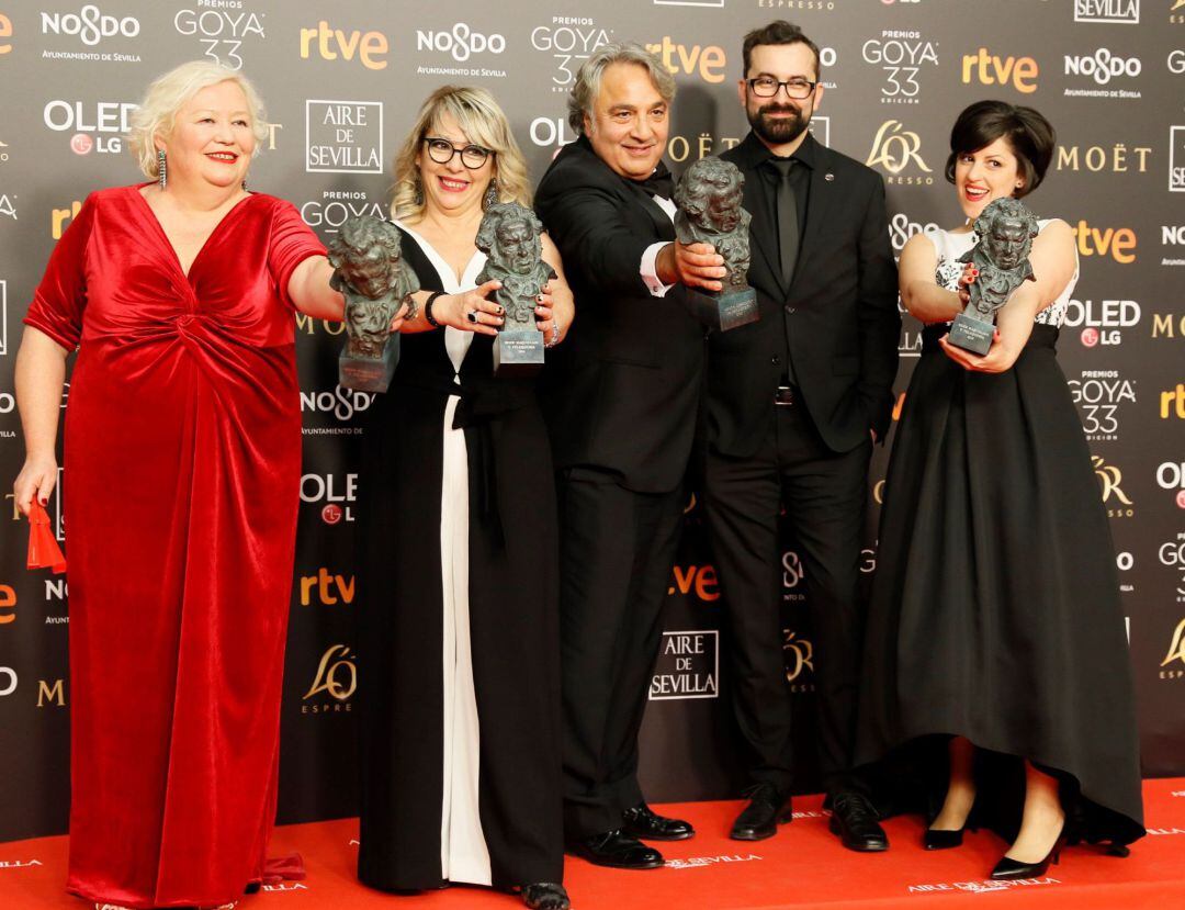 El productor Yousaf Bokhari (c) y el equipo de maquillaje y peluquería de &quot;El hombre que mató a Don Quijote&quot; posan con sus premios durante la gala de entrega de los Premios Goya 2019, que se celebra esta noche en el Palacio de Exposiciones y Congresos de Sevilla. EFE José Manuel Vidal