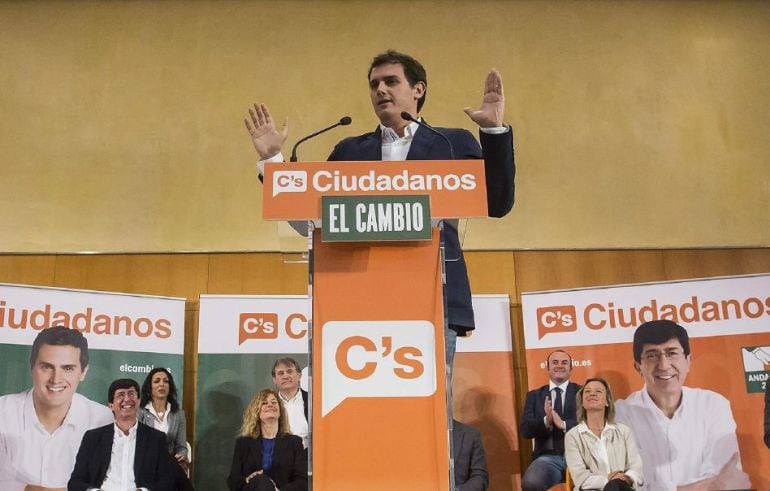 GRA175 MÁLAGA (Andalucía) 14/022015. El presidente de Ciudadanos, Albert Rivera (c), durante la presentación de los aspirantes provinciales del partido al parlamento andaluz. EFE/Carlos Díaz