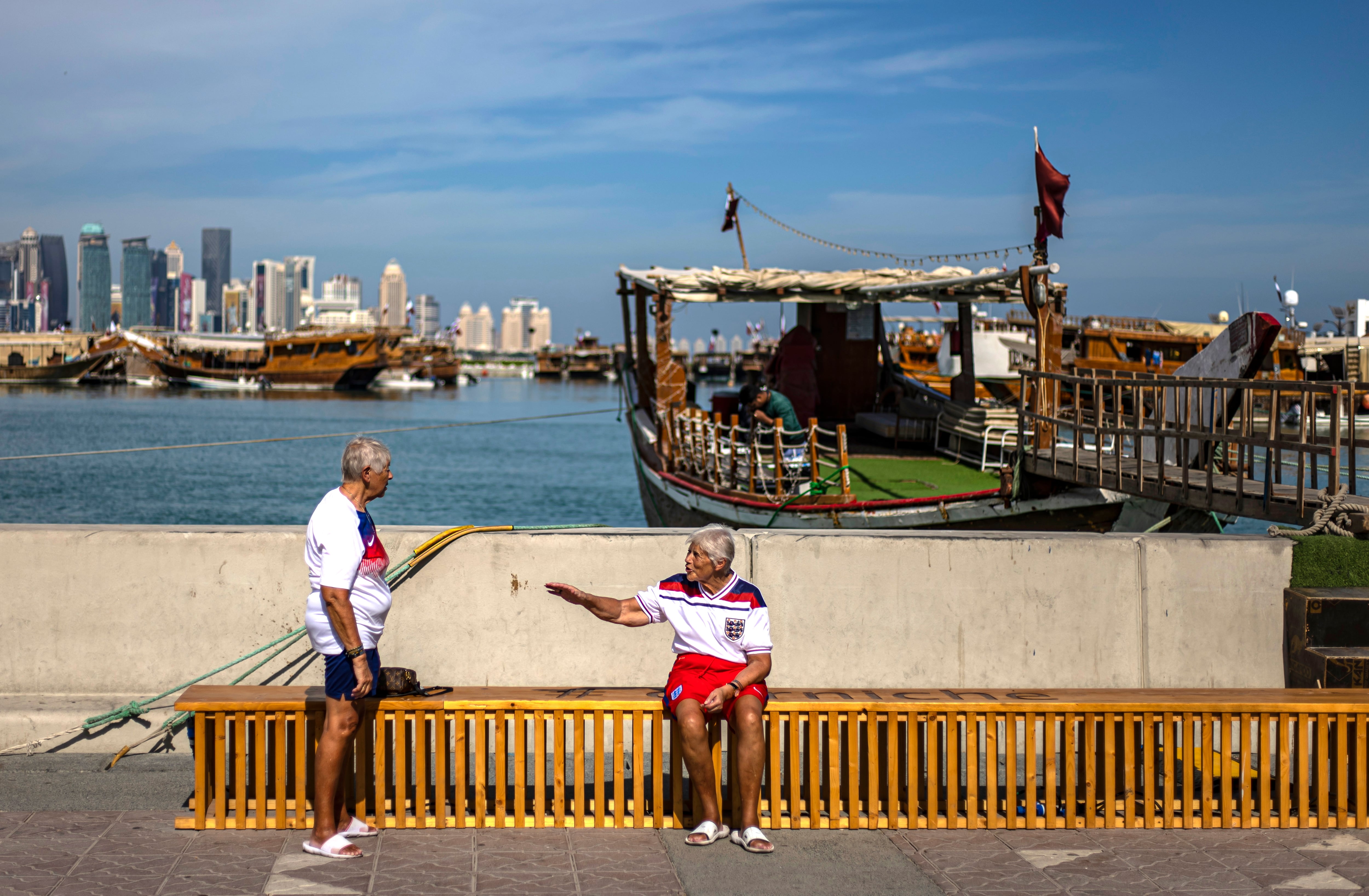 Doha (Qatar), 29/11/2022.- Fans of England rest on the Corniche area during FIFA World Cup 2022 in Doha, Qatar, 29 November 2022. England will face Wales in their second group B match of the FIFA World Cup 2022 on 29 November. (Mundial de Fútbol, Catar) EFE/EPA/MARTIN DIVISEK
