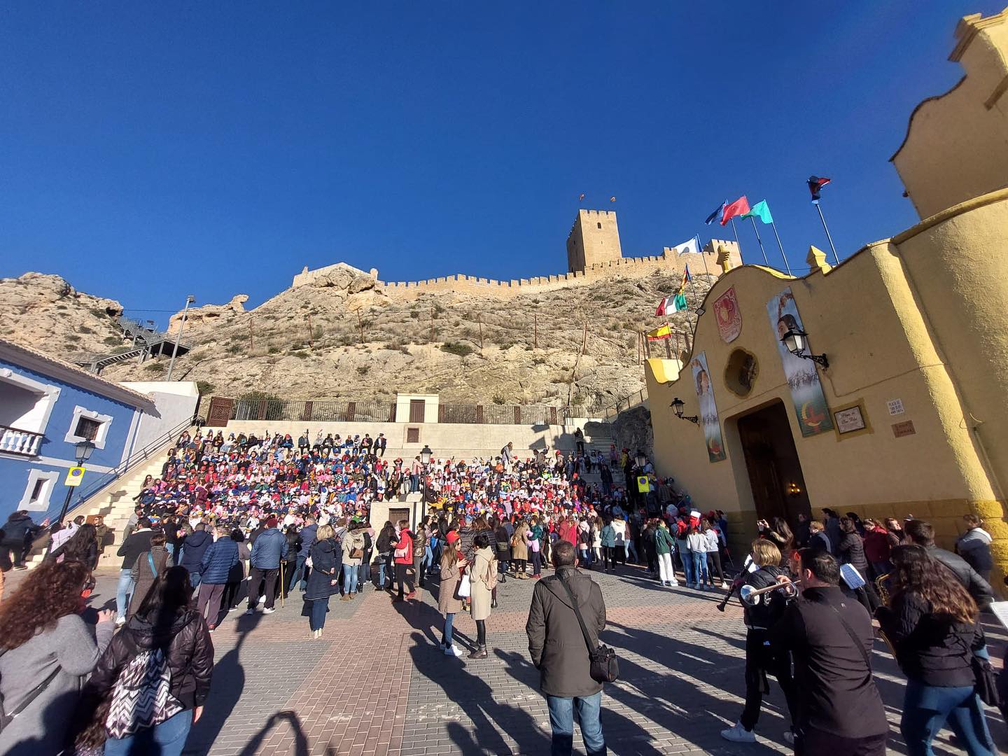 Escolares en la plaza de la ermita