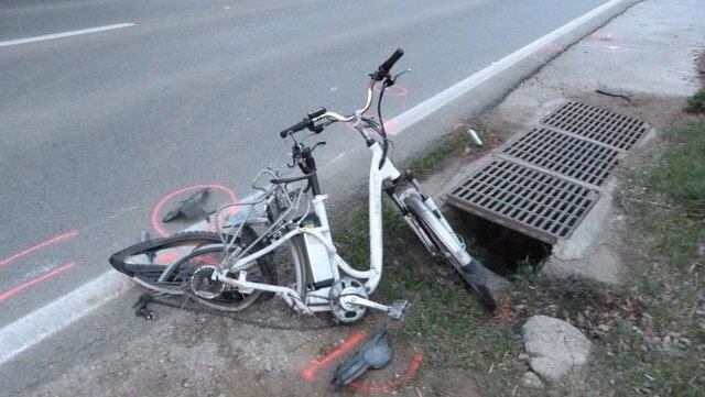 Les restes de la bicicleta accidentada