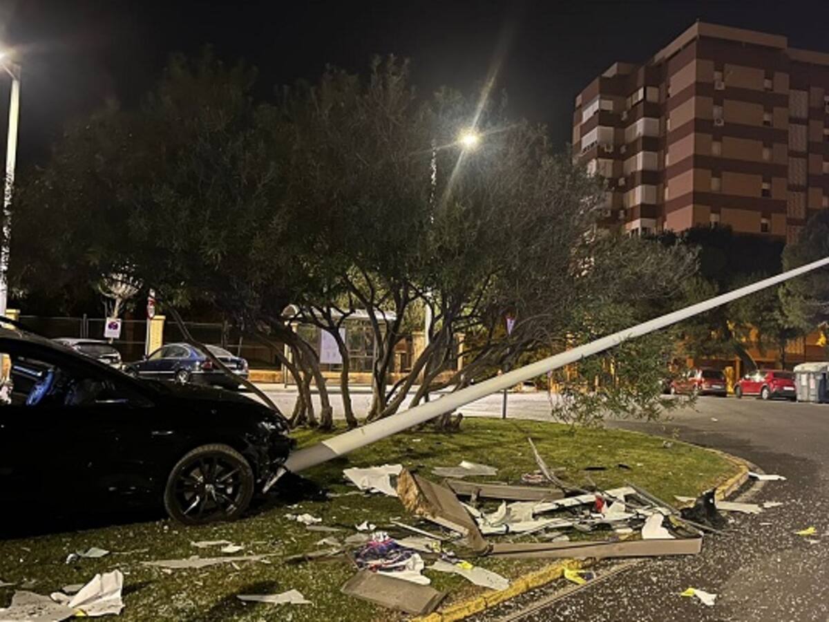 Un kamikaze destroza el mástil de una rotonda en Algeciras