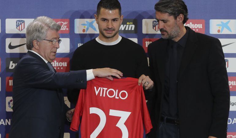 Vitolo, con Enrique Cerezo, Caminero y su nueva camiseta del Atlético de Madrid con el dorsal número 23.