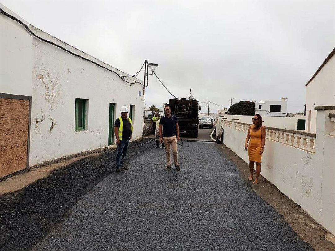 El alcalde de Haría, Alfredo Villalba, y la concejala de Planificación y Proyectos, Chaxiraxi Niz, visitando una de las calles reasfaltadas.