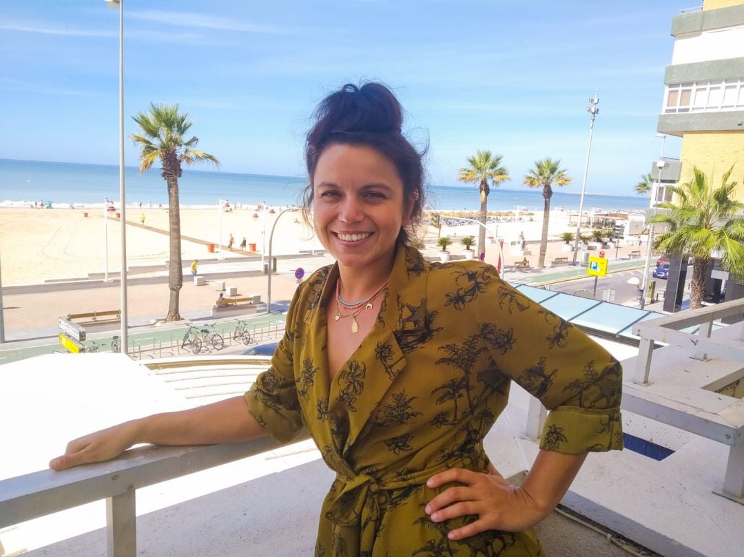 La bailaora María Moreno posa en la terraza de Radio Cádiz