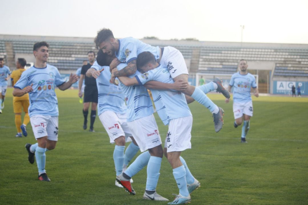 Los jugadores celestes celebrando un gol.