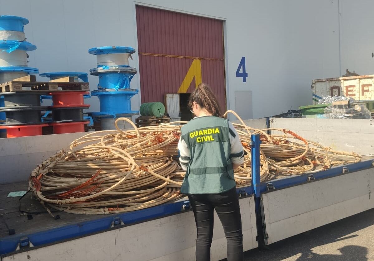 Una agente de la Guardia Civil inspecciona un cargamento de cobre en un centro de residuos