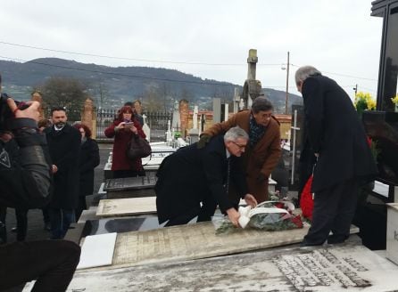 El rector de la Universidad de Oviedo coloca un ramo de flores sobre la tumba de Ángel González.