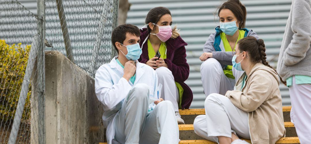El sindicato Comisiones Obreras ha denunciado que algunos sanitarios tienen que reutilizar las mascarillas de protección