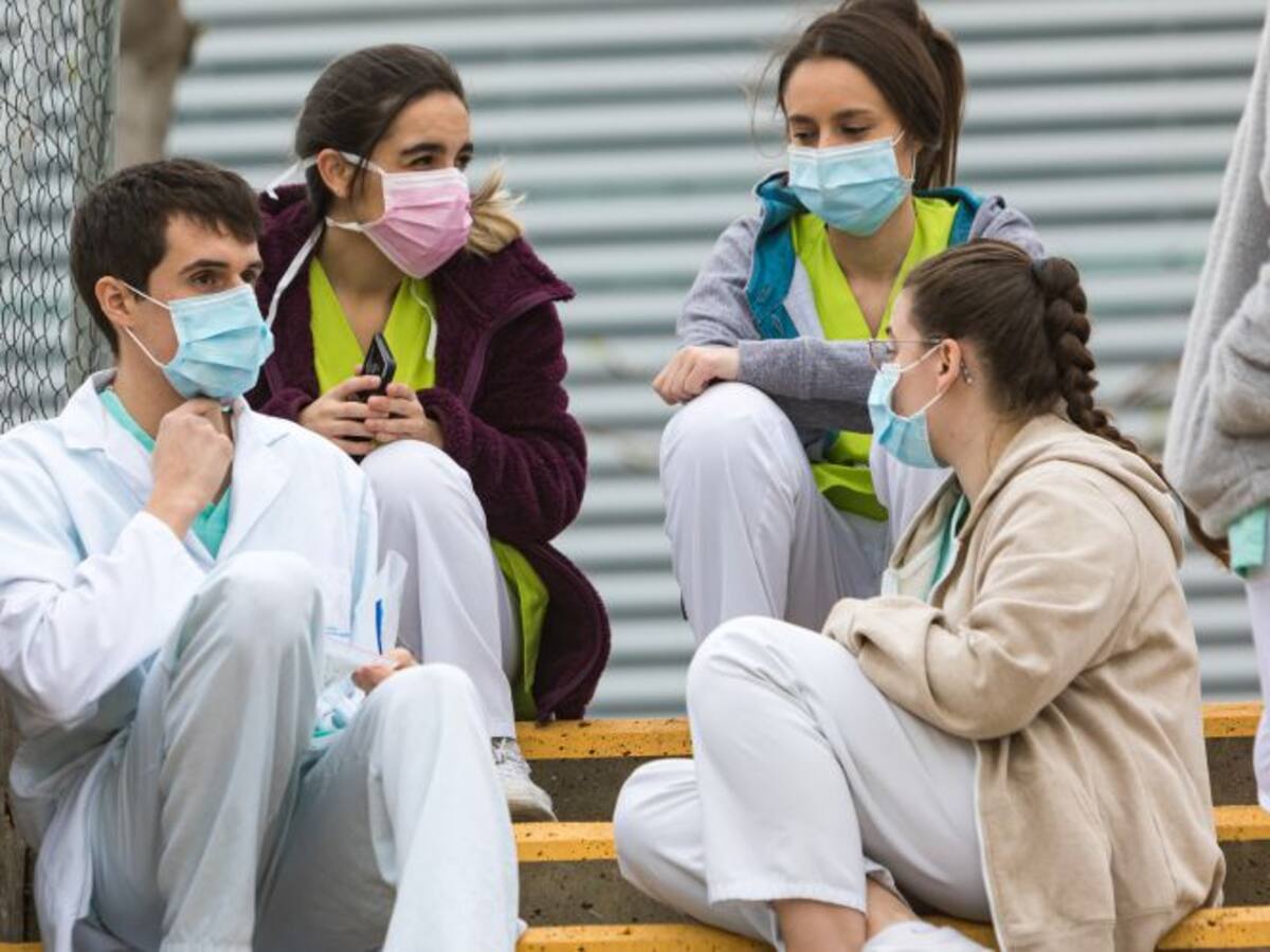 Los sindicatos critican la reutilización de mascarillas en el Hospital de Parla