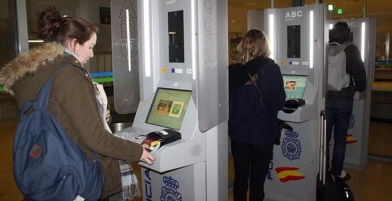 Zona de controls de l'aeroport de Girona.