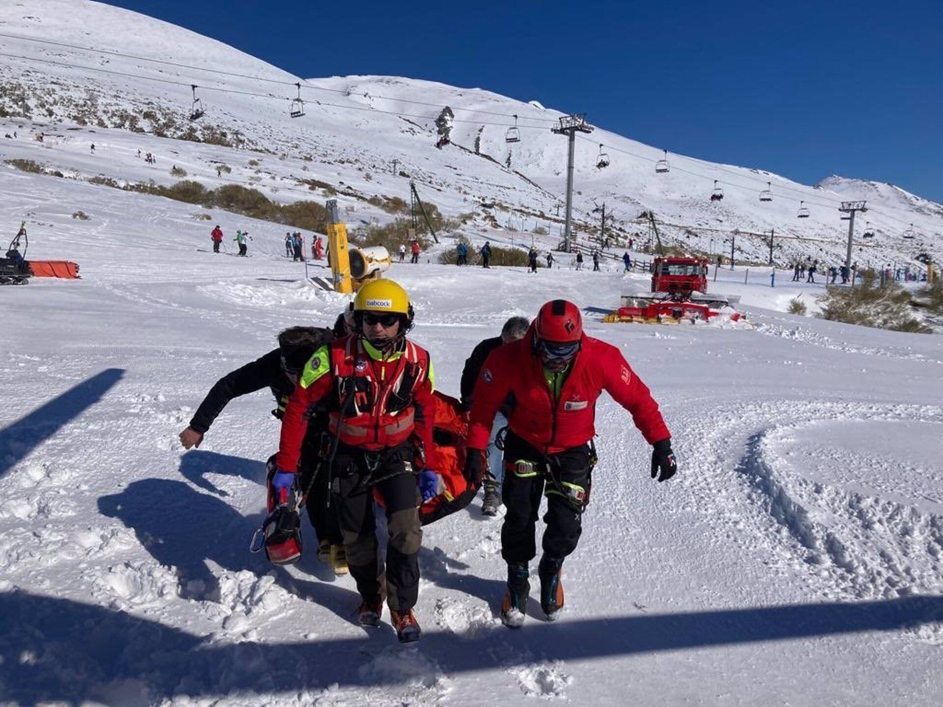 El 112 traslada a un esquiador en la estación de Alto Campoo.