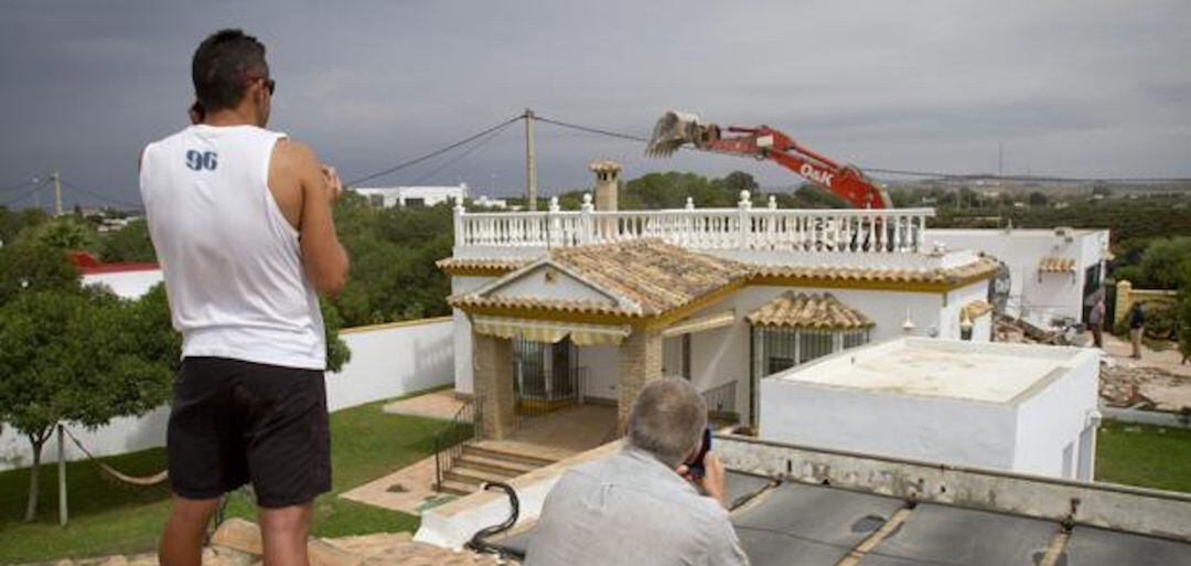 Demolición de una casa ilegal en El Palmar (Vejer)