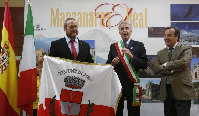 El alcalde de Manzanares el Real, Óscar Cerezal, junto al de Iseo, Riccardo Venchiarutti, han protagonizado la ceremonia de hermanamiento