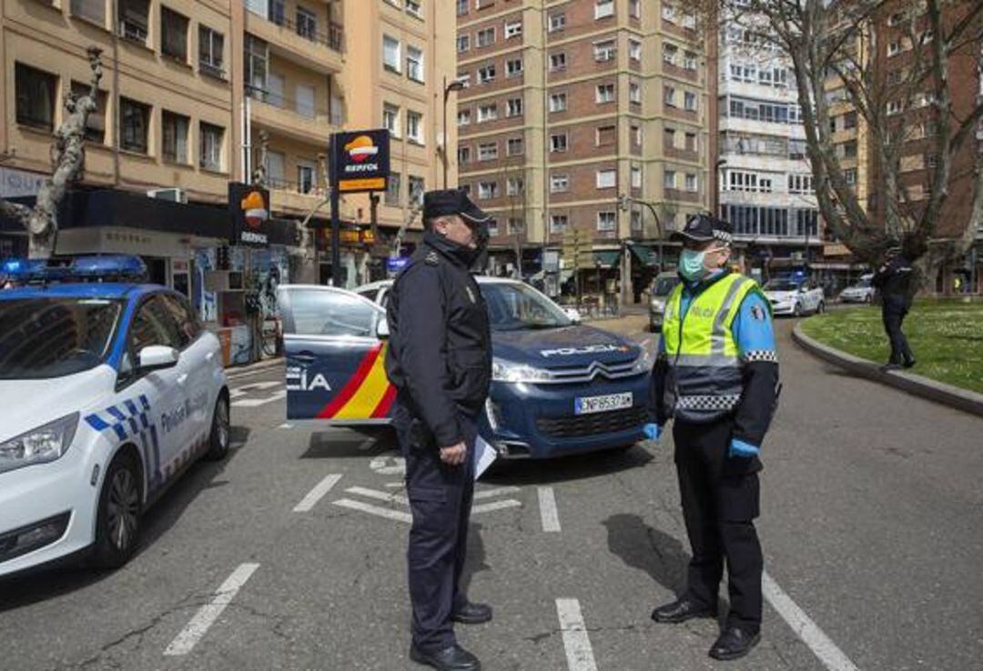 La Policía Local y la Policía Nacional vigilan las concentraciones de la Coordinadora en Defensa de la Pensiones