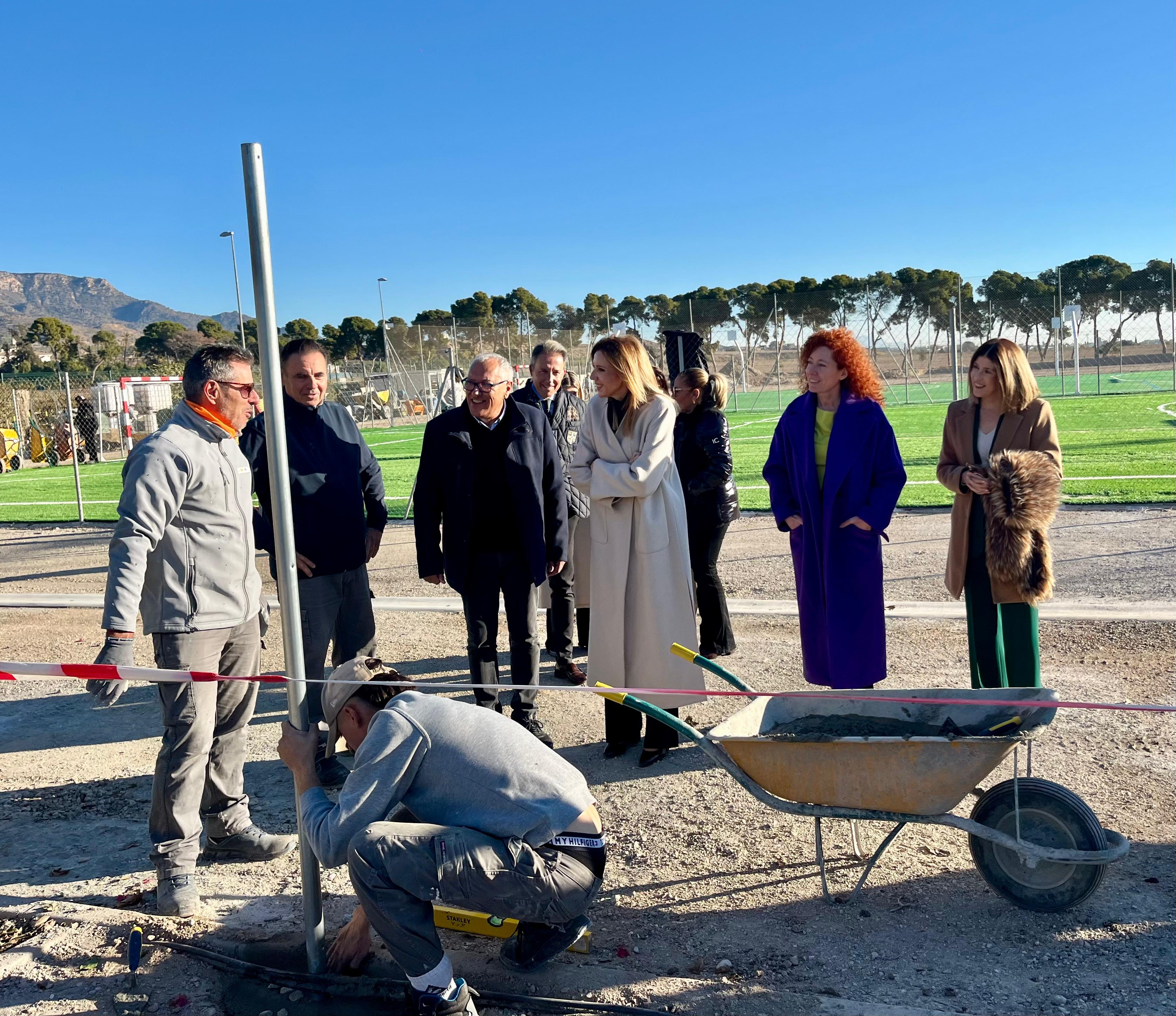 La consejera de Empresa, Empleo y Economía Social, Marisa López Aragón, durante la visita a los alumnos-trabajadores.