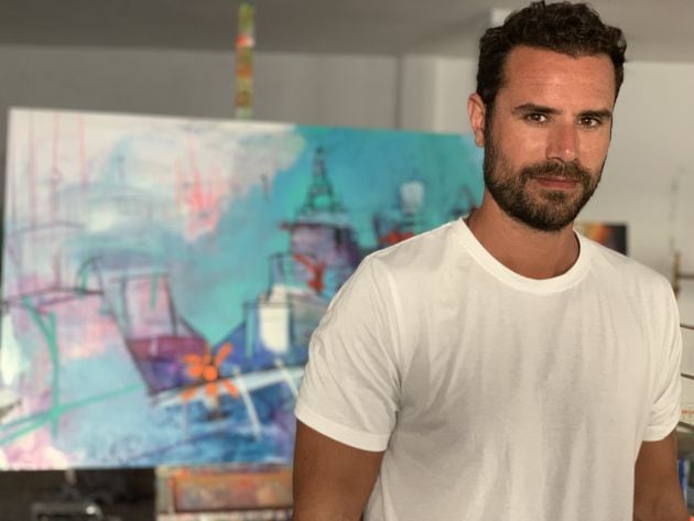 Adrián Torres posa ante una de sus obras en su estudio de Conil