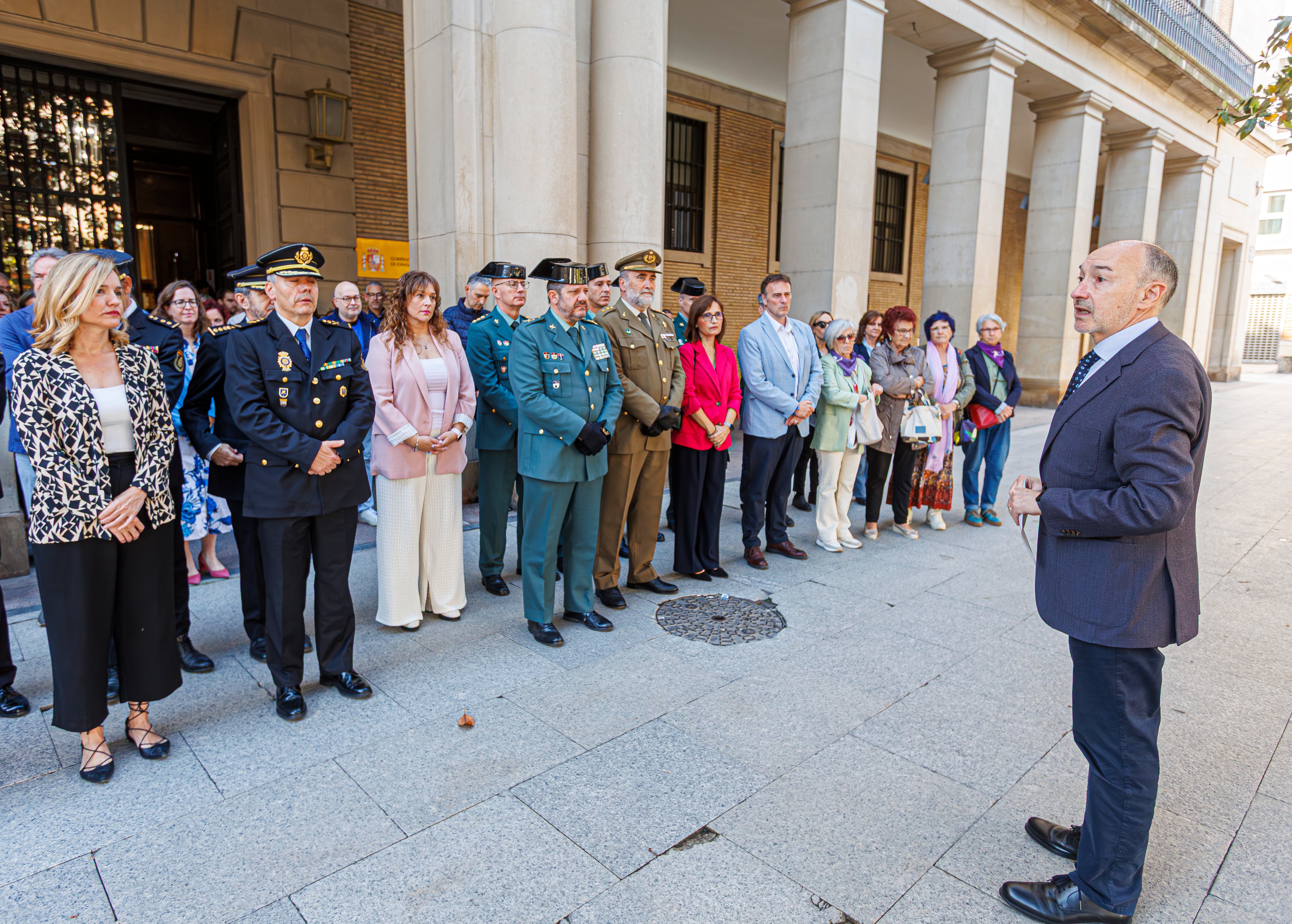 ZARAGOZA 30/04/2026.- El delegado del Gobierno en Aragón Fernando Beltrán (d), durante el minuto de silencio en señal de repulsa por los asesinatos de violencia de género cometidos en el último mes en España convocado este jueves en Zaragoza por la Delegación. EFE/ JAVIER BELVER