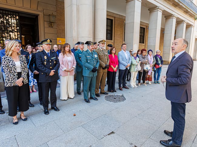 ZARAGOZA 30/04/2026.- El delegado del Gobierno en Aragón Fernando Beltrán (d), durante el minuto de silencio en señal de repulsa por los asesinatos de violencia de género cometidos en el último mes en España convocado este jueves en Zaragoza por la Delegación. EFE/ JAVIER BELVER