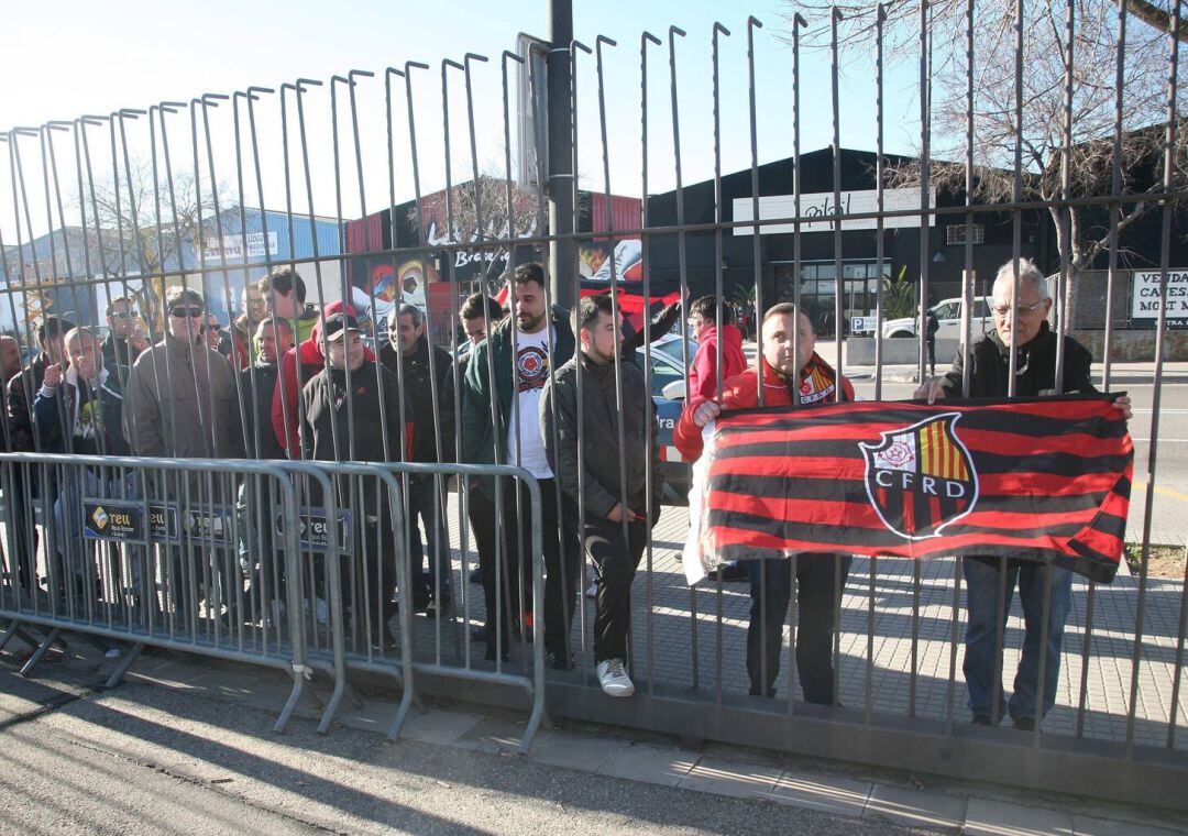 Los aficionados del Reus, en una protesta antes de la retirada del club en Segunda