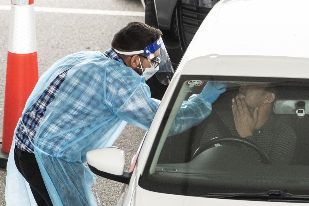 Un sanitario realiza una PCR 