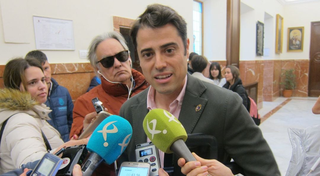 Archivo - Concejal de VOX en Badajoz, Alejandro Vélez, atiende a los medios en una imagen de archivo