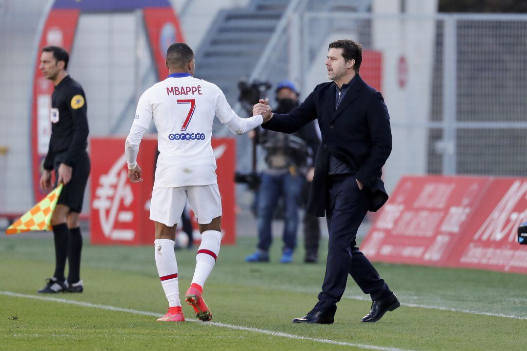 Mbappé y Pochettino durante un partido de Ligue 1 del PSG. 