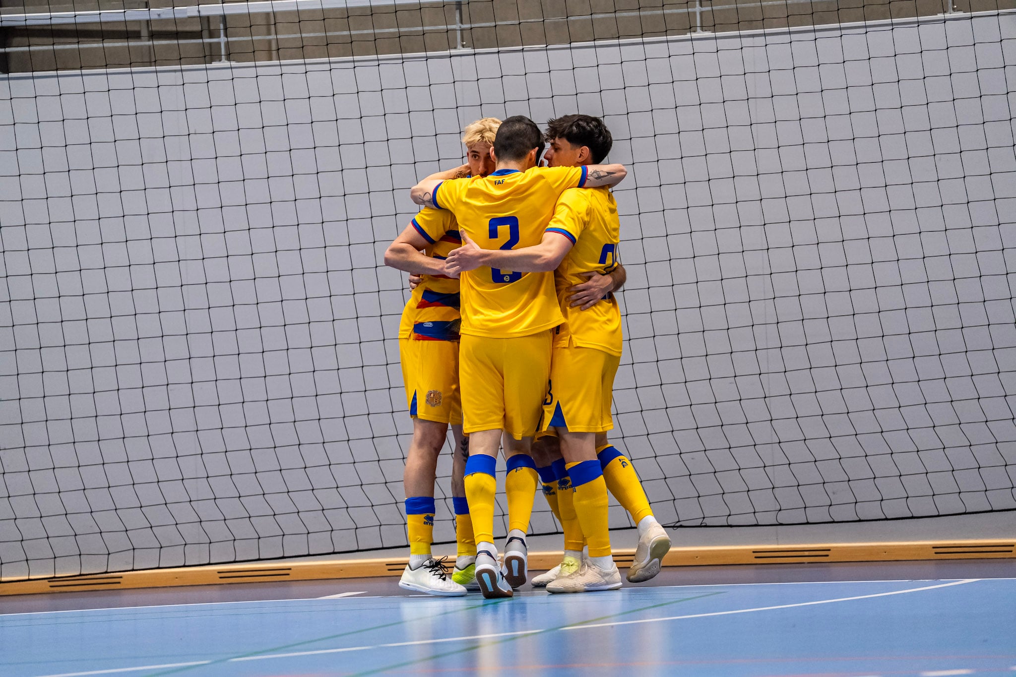 Els jugadors de la selecció nacional de futbol sala celebren el primer gol davant Malta. Els combinat andorrà va passar ahir a la fase de classificació del mundial