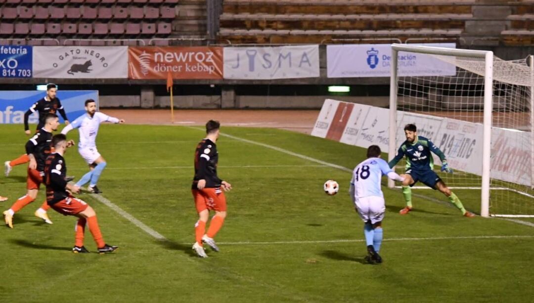 Brais Abelenda sirve un balón a Primo que no llegaría a embocar a gol el delantero cántabro