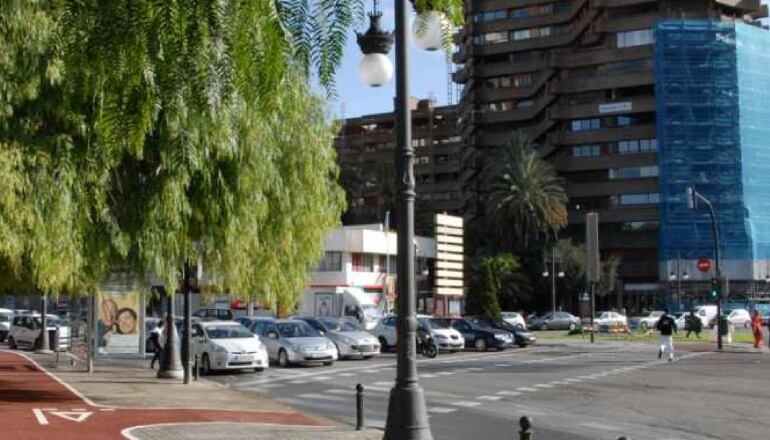 Final de la calle General Elio, con la parada que autobús (izquierda) que se llevará a una isleta en el centro de la calzada (derecha)