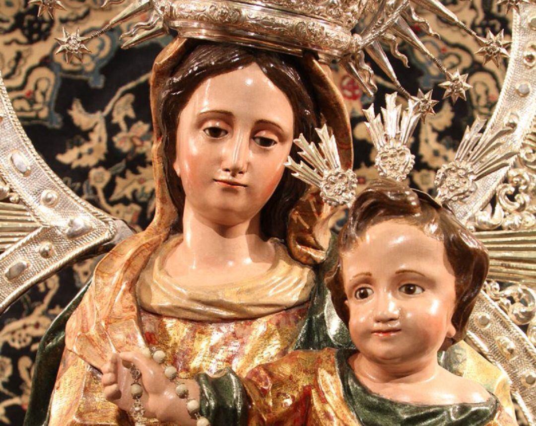 La Virgen del Rosario de la Hermandad de Las Aguas procesiona este sábado por las calles del barrio del Arenal