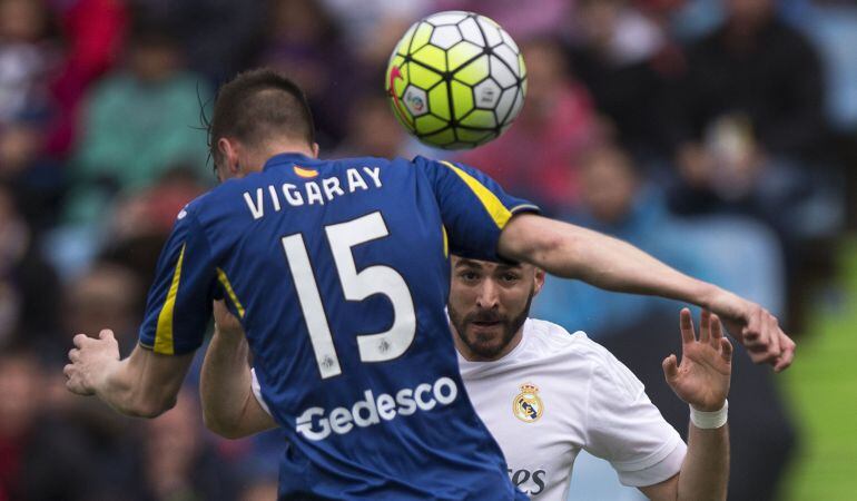 Karim Benzema y Carlos Martin Vigaray luchan por un balón en el partido entre el Getafe CF y el Real Madrid CF del sábado en el Coliseum Alfonso Perez