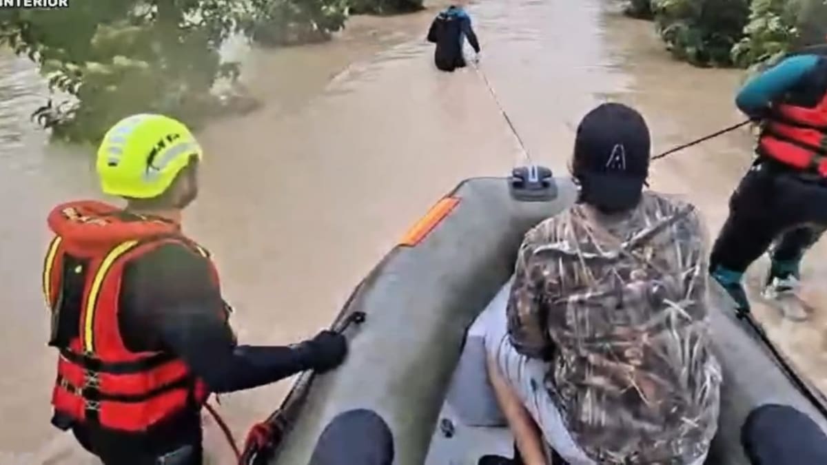 Así ha sido el rescate de medio centenar de personas tras la crecida del río Guadalete