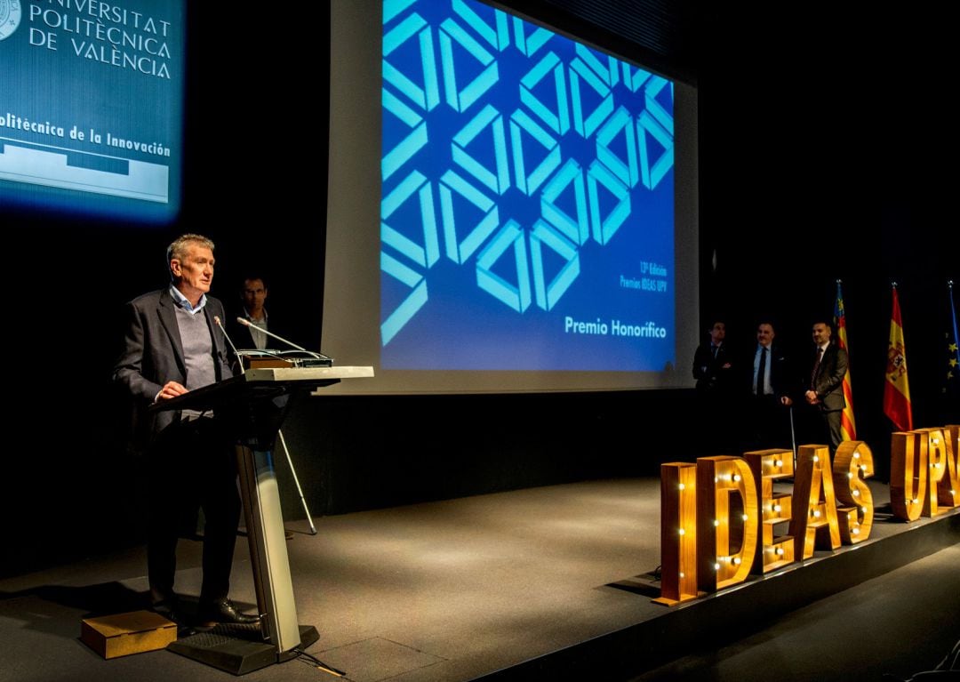 Eugenio Calabuig, presidente de Global Omnium (GO) recogiendo el premio premio honorífico IDEAS 2019 de la Universitat Politècnica de València