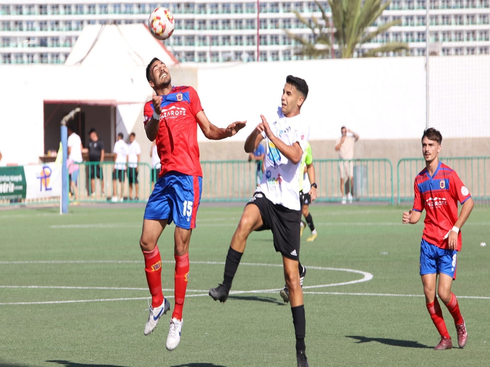 Disputa de balón entre la UD Lanzarote y el CD Herbania.