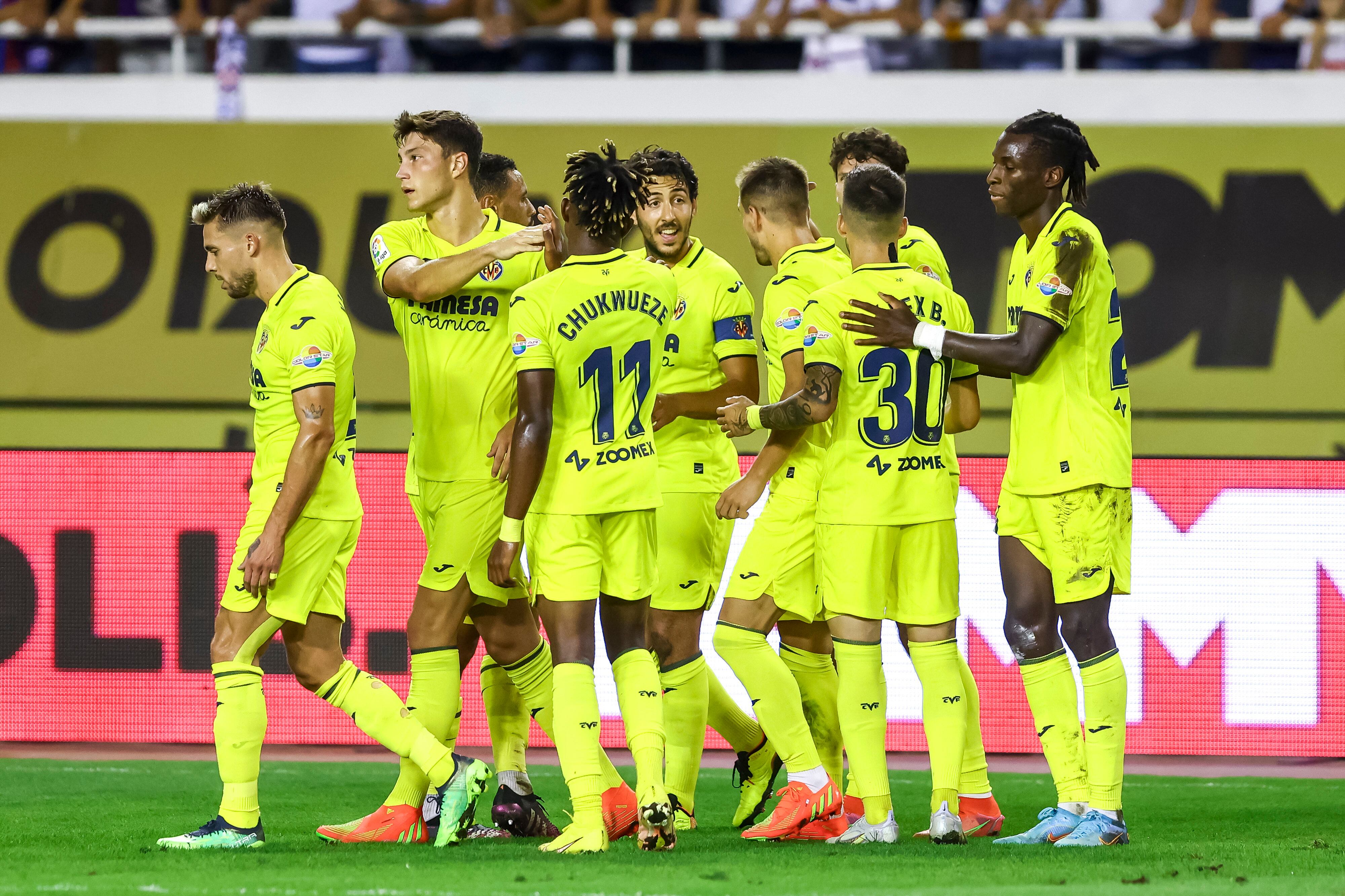 Jugadores del Villarreal celebran el primer tanto de Pedraza.