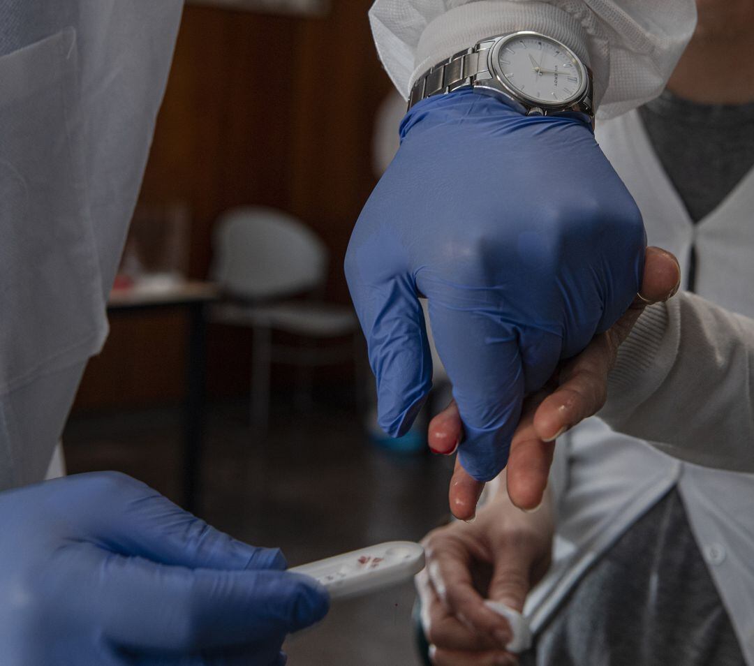 Imagen de un sanitario junto a un enfermo