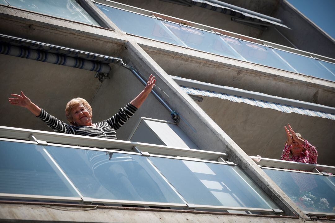 Los vecinos de un edificio de apartamentos tutelados para personas mayores de San Sebastián salen a sus balcones este viernes, como cada día al mediodía desde la alerta por pandemia, a bailar y realizar sus ejercicios diarios.