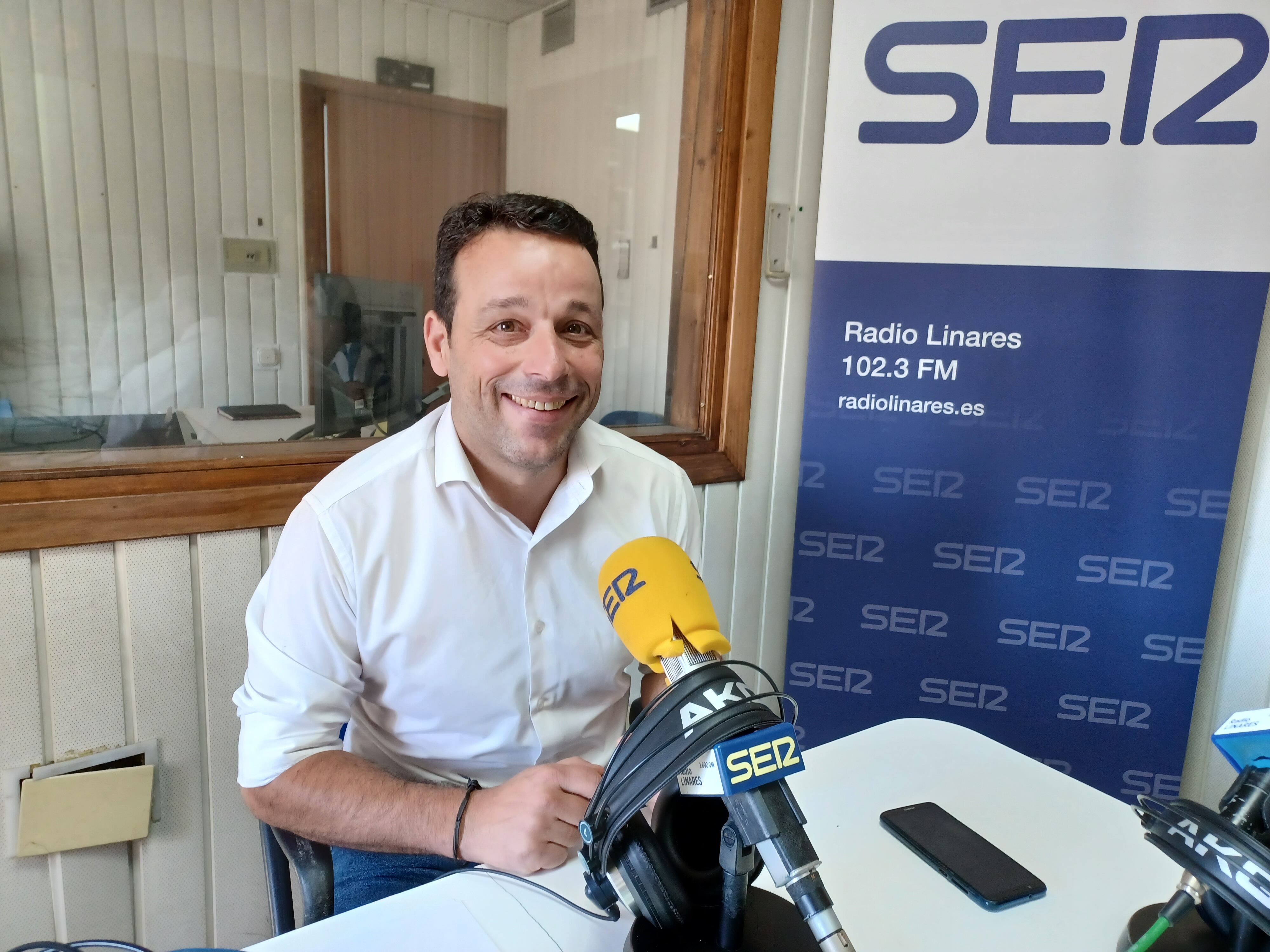 Javier Perales, alcalde de Linares, en los estudios de Radio Linares Cadena SER.