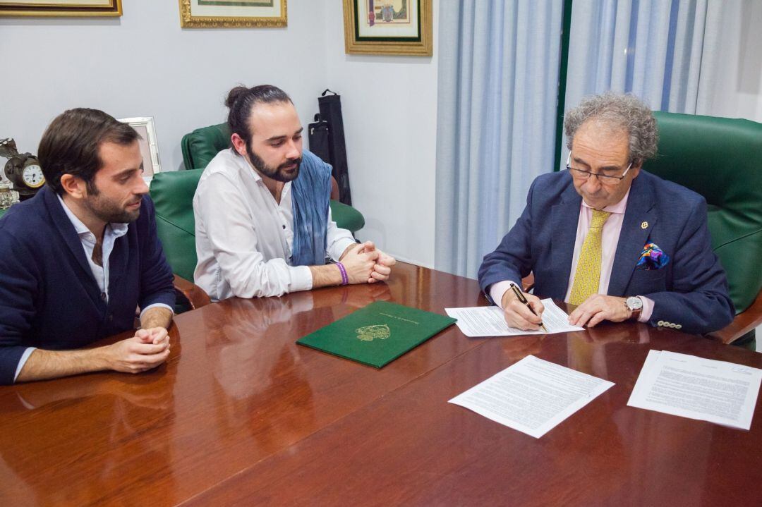 El hermano mayor de La Macarena, José Antonio Fernández Cabrero -a la derecha de la imagen-, junto a los responsables de la empresa CYRTA