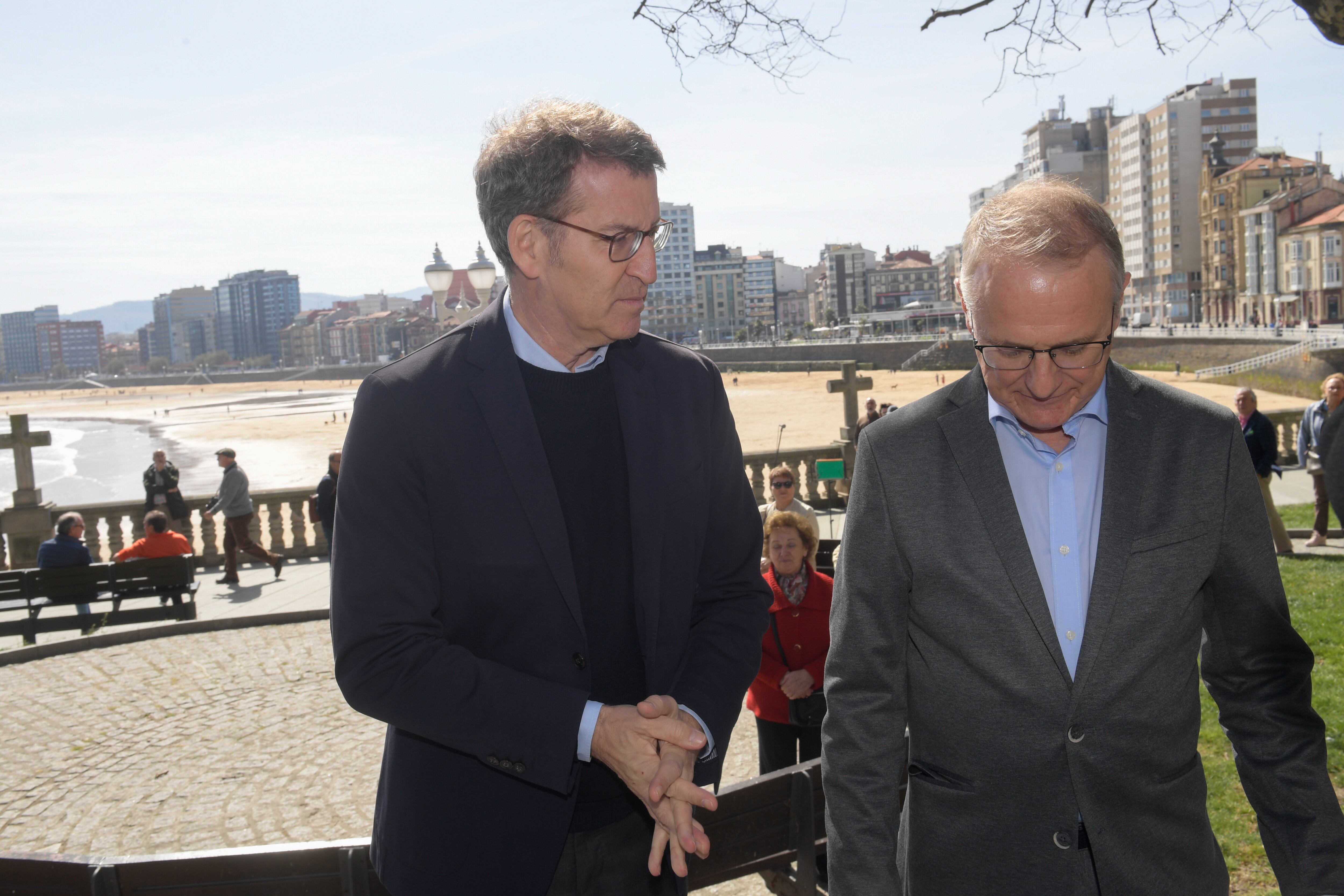 El presidente del PP, Alberto Núñez Feijóo, el pasado mes de abril durante su visita a Gijón, para mantener un encuentro con el entonces candidato popular a la Presidencia del Principado, Diego Canga (d).EFE/Eloy Alonso