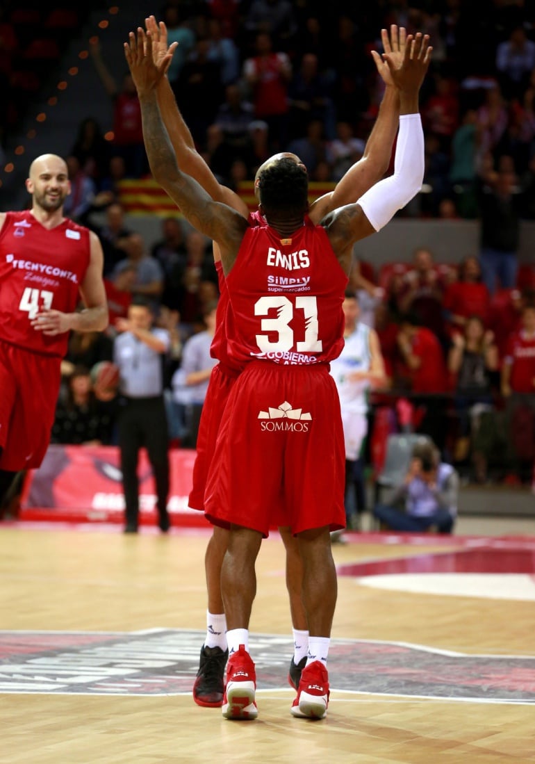 Los jugadores del Tecnyconta Zaragoza, el base canadiense Dylan Ennis (adelante) y el escolta estadounidense Gary Neal (atrás), celebran la victoria.