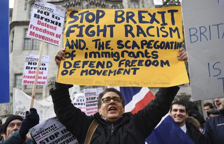 Manifestantes pro-Europa participan en una protesta ante el Tribunal Supremo en Londres, Reino Unido, hoy, 5 de diciembre de 2016