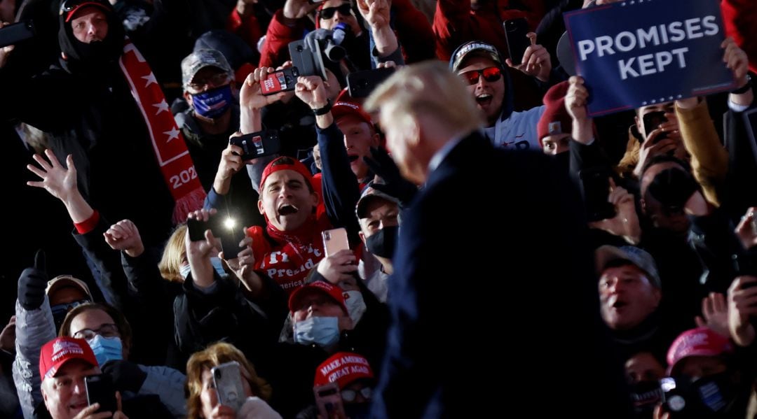 Varias personas sin mascarilla en un acto electoral de Donald Trump en Pensilvania el pasado 31 de octubre.