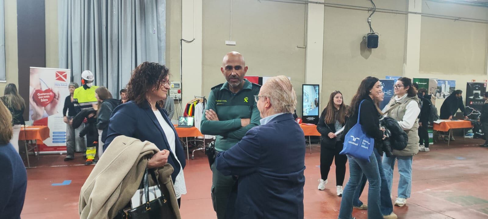 Patricia Rivera, alcaldesa de Binéfar junto a más asistentes.